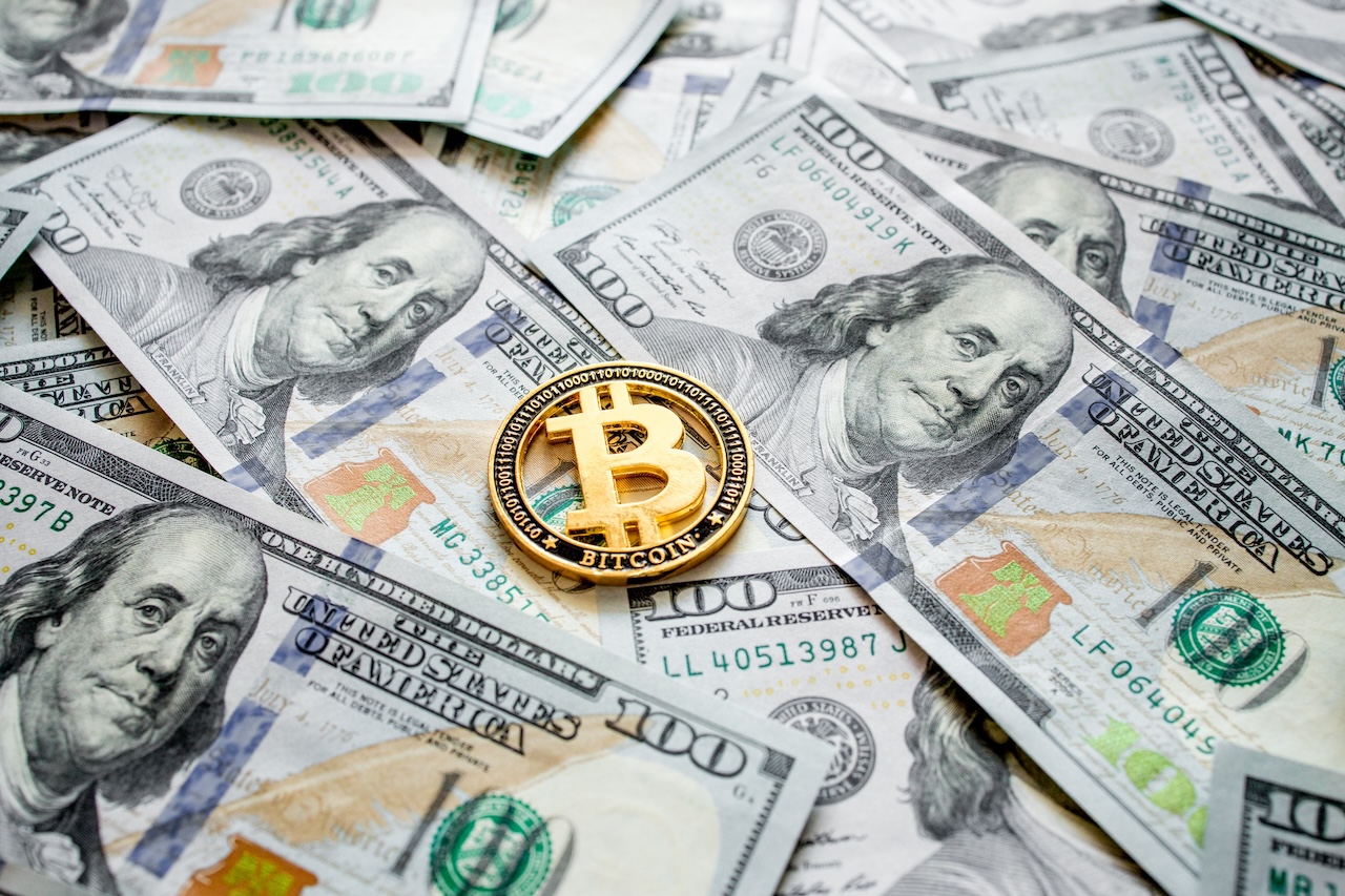 rury kanalizacyjne z napisem USD spływające do studzienki z symbolem BTC