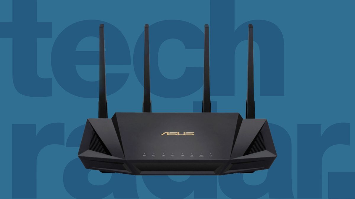 haker w ciemnym pokoju patrzący na ekran z przechwyconymi pakietami danych VPN