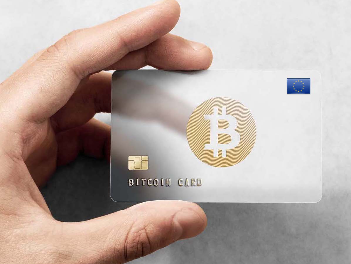 tył karty debetowej z paskiem magnetycznym i numerem CVV na tle portfela kryptowalutowego