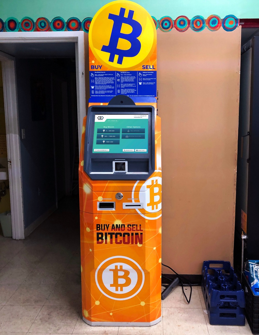 sejf w kantorze Bitcoin z zabezpieczeniami drzwi sejfu otwarte z urządzeniem do przechowywania kryptowalut