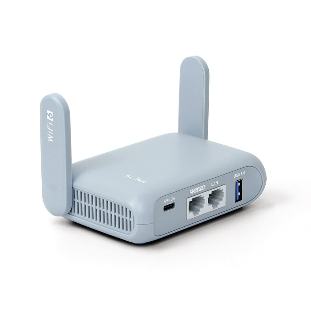 ręce użytkownika wpisujące długi klucz alfanumeryczny na klawiaturze laptopa