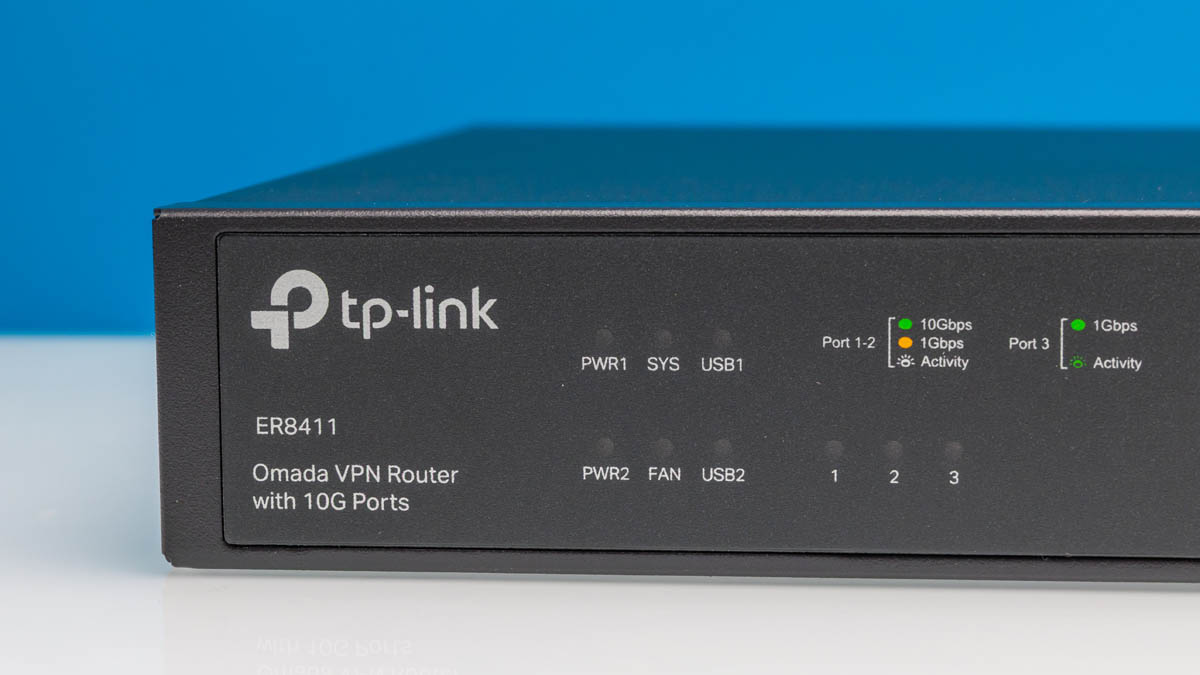 serwer rackowy w data center z migającymi zielonymi diodami i etykietą VPN
