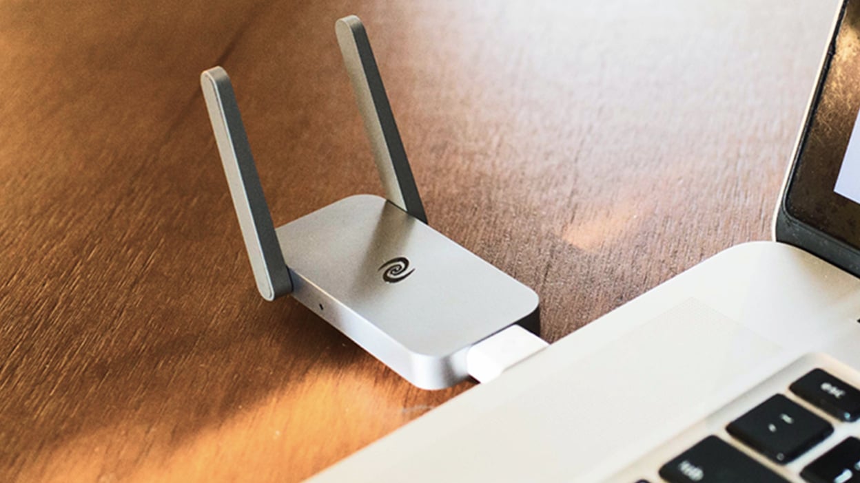 ekran laptopa pokazujący zieloną kłódkę i tekst połączenia VPN szyfrowanego