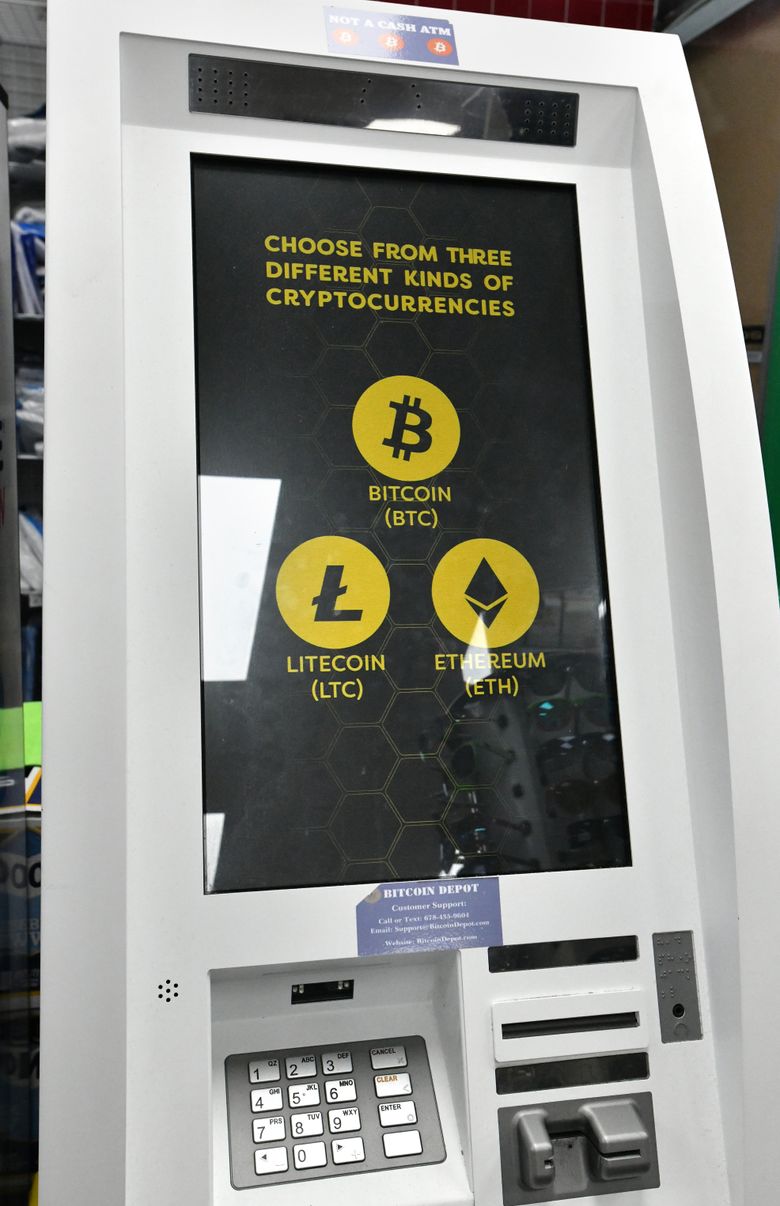 Ręka użytkownika dotykająca przycisku kup bitcoina na ekranie bitomatu